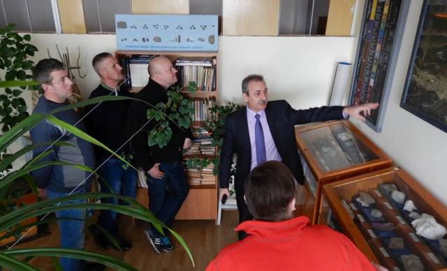 Екскурсію в геологічному музеї проводить доц.Дем'янчук П.М.